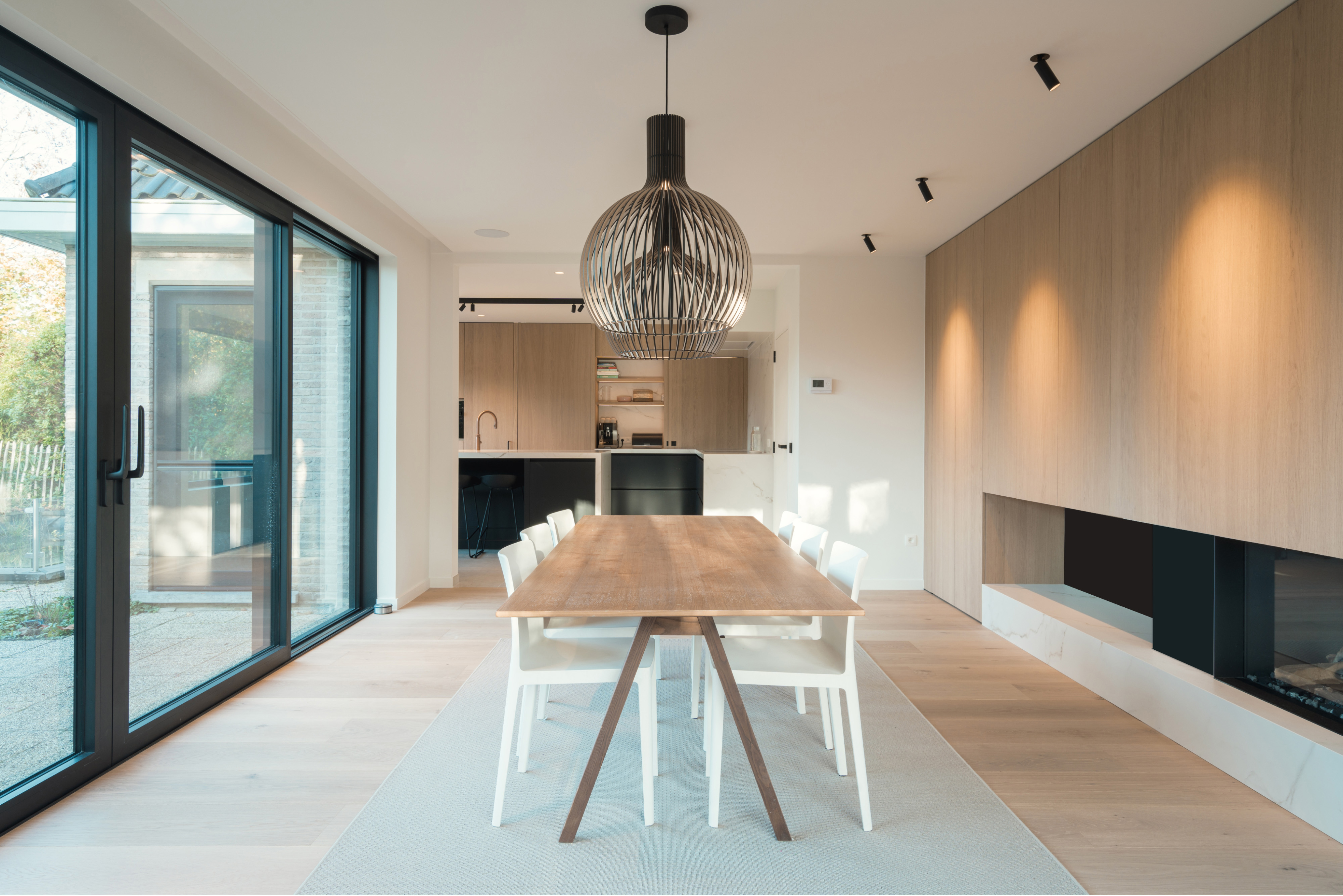  Een strak interieurontwerp ontmoet warme accenten in licht eikenhout